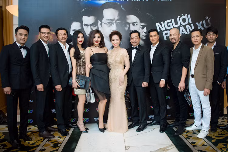 Đóng cặp với Đan Lê trong phim là diễn viên Việt Anh (thứ tư từ phải sang trái) với vai Phan Hải - chồng của nhân vật Diễm My.