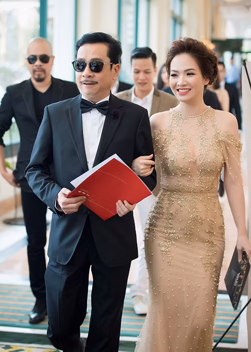 Đan Lê thân thiết bên nghệ sĩ Hoàng Dũng. Trong “Người phán xử”, nam diễn viên đóng vai ông trùm ngầm Phan Quân.