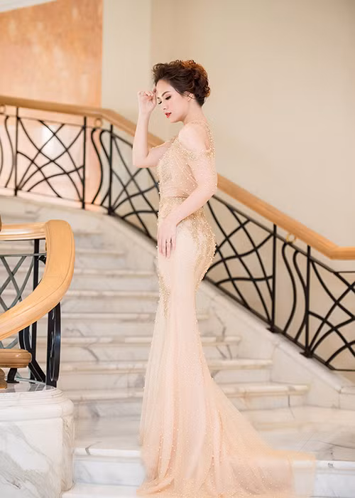 Tại sự kiện, nữ MC sinh năm 1983 gây chú ý bởi nhan sắc gái hai con ngày càng mặn mà, quyến rũ.