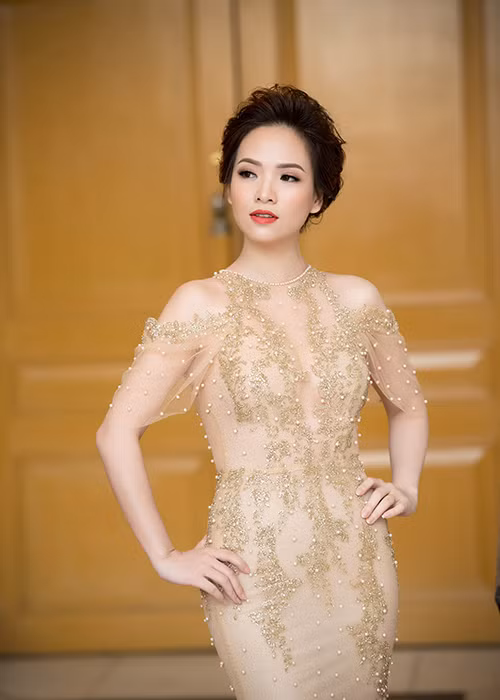 Dù đã là mẹ của hai nhóc tì nhưng bà xã Khải Anh vẫn giữ được vóc dáng thon gọn đáng ngưỡng mộ.