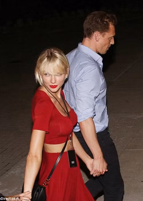 Tom Hiddleston và Taylor Swift có nhiều chuyến du lịch cùng nhau và thậm chí đã về ra mắt bố mẹ hai bên. Tuy nhiên, sau chưa đầy ba tháng hẹn hò, cả hai chia tay trong sự ngỡ ngàng của fans. (Ảnh: Dailymail)