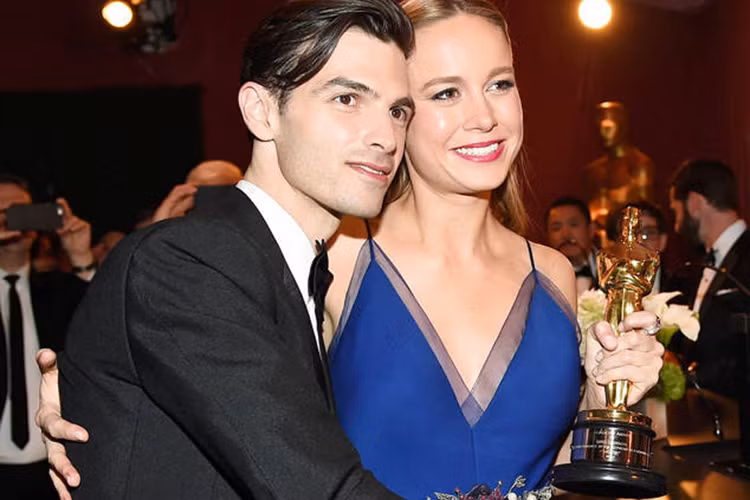 Brie Larson - mỹ nhân “Kong: Skull Island” rất kín tiếng trong đời tư. Năm 2013, cô công khai hẹn hò ca sĩ Alex Greenwald - ca sĩ chính của nhóm nhạc rock Phantom Planet. (Ảnh: Getty)