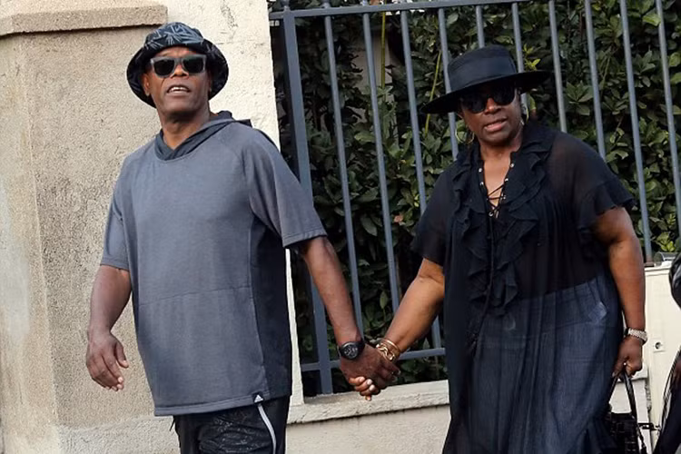 Khoảng 10 năm sau khi kết hôn, Samuel L. Jackson nghiện rượu và ma túy. Tuy nhiên, nhờ sự động viên của vợ LaTanya và con gái Zoe, tài tử quyết tâm cai nghiện. (Ảnh: Dailymail)