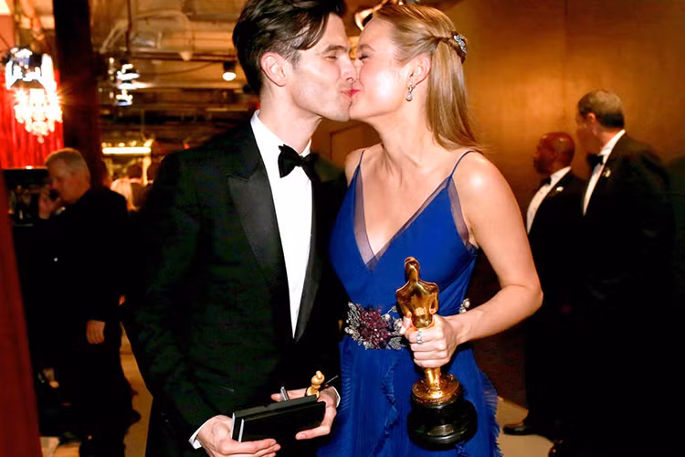 Brie Larson và Alex Greenwald quen nhau qua một thành viên trong nhóm nhạc Phantom Planet. Trong vài năm yêu nhau, cả hai từng chia tay rồi lại hàn gắn. (Ảnh: Getty)