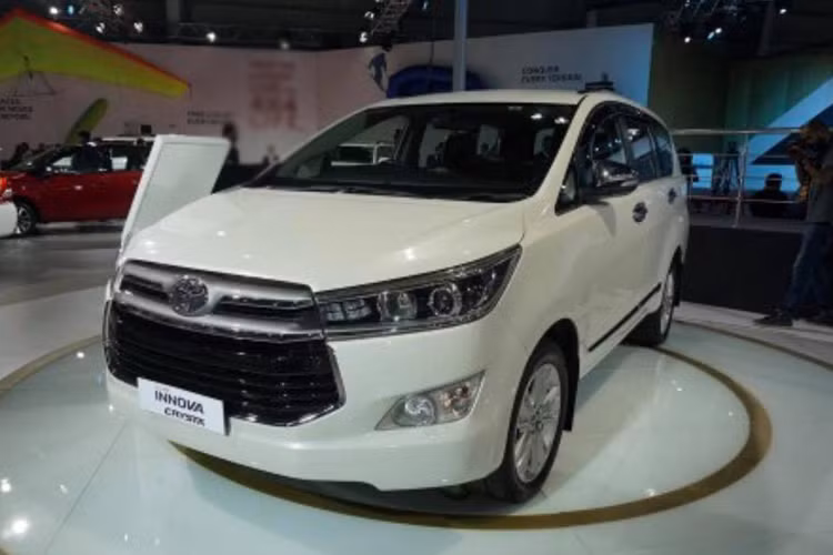 Bảo Duy đã đăng tải hình ảnh chiếc ô tô Toyata Innova G màu trắng, 8 chỗ ngồi kèm giấy tờ mua xe. Ảnh: FBNV