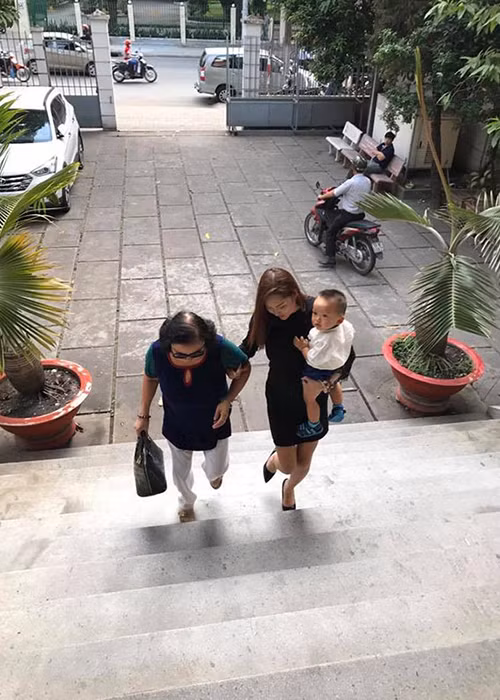 Trước đó, vào ngày 14/3, cả hai được hẹn để giải quyết thủ tục cần thiết nhưng Bảo Duy bất ngờ vắng mặt. Ảnh: Thời đại