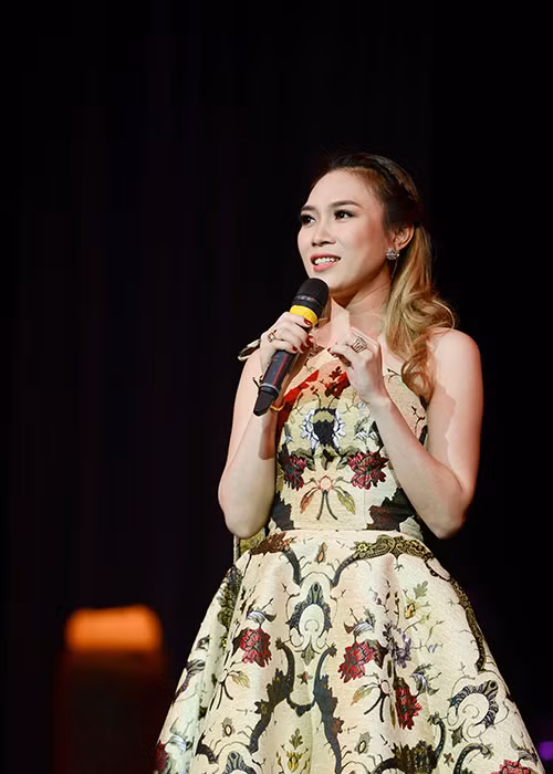 Đây cũng là món quà đặc biệt mà cặp đôi dành tặng riêng cho những người yêu mến những sáng tác trữ tình của nhạc sĩ Thanh Tùng.