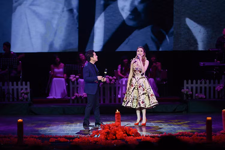 Tiết mục “Trái tim không ngủ yên” của Mỹ Tâm và Trọng Tấn khiến khán giả bất ngờ bởi đây là lần đầu cả hai hát chung ca khúc này.