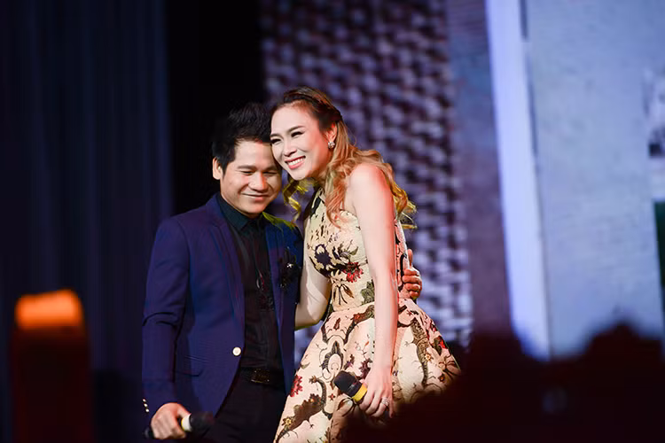 Nhờ giọng hát đầy cảm xúc cùng kinh nghiệm trình diễn dày dạn, Mỹ Tâm và Trọng Tấn đã truyền tải đầy đủ những cung bậc cảm xúc thổn thức của một đôi tình nhân khi yêu nhau.