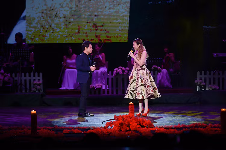 Tối qua (ngày 15/3), “Họa mi tóc nâu” Mỹ Tâm và nam ca sĩ Trọng Tấn đã tham gia đêm nhạc tưởng nhớ cố nhạc sĩ Thanh Tùng mang tên “Lối cũ ta về” diễn ra tại Nhà hát lớn Hà Nội.