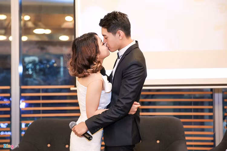 Quang Đăng và Thái Trinh còn hỗ trợ nhau trong công việc. Mới đây, cả hai đã ra mắt sản phẩm âm nhạc chung. Tại sự kiện, cặp đôi khóa môi nhau để phủ nhận nghi vấn dùng chuyện tình cảm nhằm PR hình ảnh. Ảnh: Zing