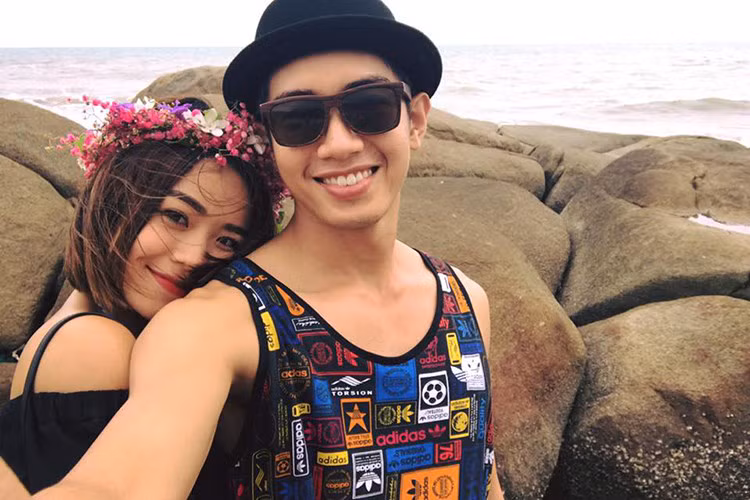 Tháng 1 vừa qua, vũ công Quang Đăng công khai hẹn hò nữ ca sĩ sinh năm 1993 tên Thái Trinh. Thời gian gần đây, cặp đôi khá thoải mái chia sẻ những hình ảnh hạnh phúc bên nhau. Ảnh: FBNV