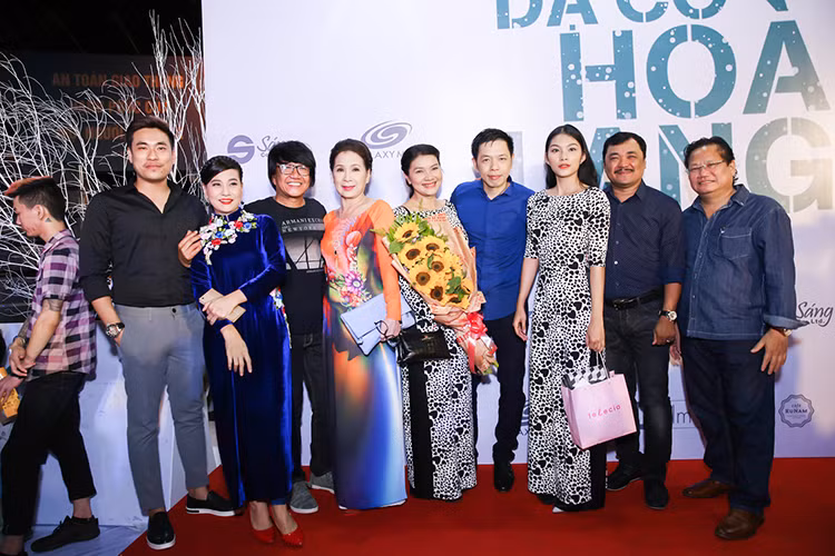 Tham dự buổi ra mắt phim, Cát Phượng sánh đôi bên tình trẻ Kiều Minh Tuấn (ngoài cùng bên trái).