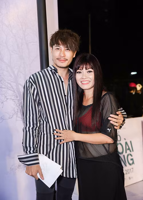 Phương Thanh mặc gợi cảm, đội tóc giả đến xem “Dạ cổ hoài lang” cùng một người bạn.