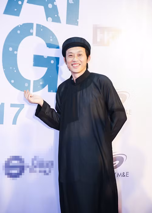 Trong “Dạ cổ hoài lang” được chuyển thể từ vở kịch cùng tên, Hoài Linh đóng vai nhân vật chính Tư Lành khi về già.