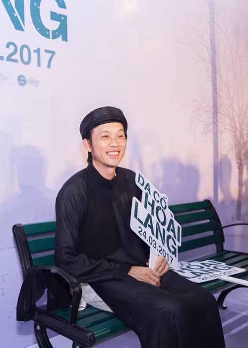 Tối qua (ngày 22/3), bộ phim “Dạ cổ hoài lang” có buổi ra mắt tại TP HCM. Xuất hiện tại sự kiện, danh hài Hoài Linh diện áo dài đen, khăn đóng.