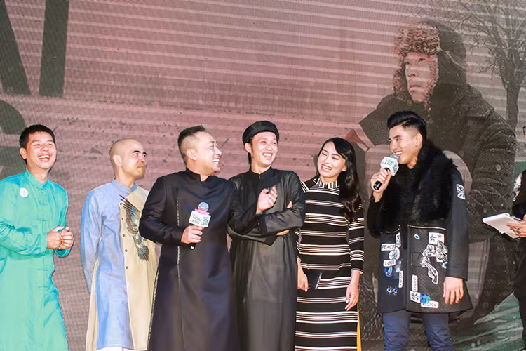 “Dạ cổ hoài lang" xoay quanh chuyện đời của ông Tư và ông Năm, hai người bạn thân từ thời trẻ thơ, hai tình địch và giờ là cặp hàng xóm cùng cảnh ngộ trên đất Mỹ.