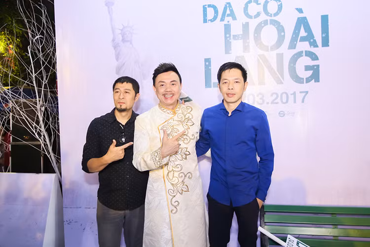 Đạo diễn Charlie Nguyễn (ngoài cùng bên trái) và Thái Hòa (ngoài cùng bên phải) đến mừng danh hài Chí Tài ra mắt phim mới.