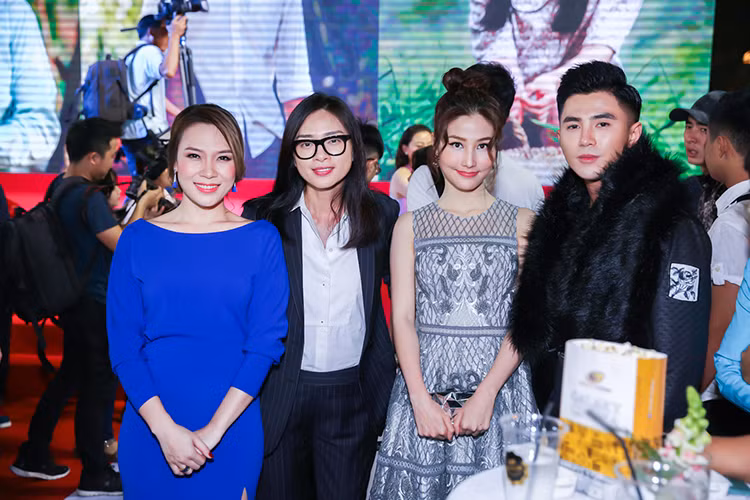 Ngô Thanh Vân (thứ hai bên trái) cũng xuất hiện tại buổi ra mắt phim. Cô đến chúc mừng học trò Will (ngoài cùng bên phải).