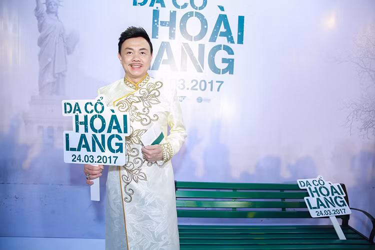 Danh hài Chí Tài đóng vai Năm Triều trong phiên bản điện ảnh của “Dạ cổ hoài lang” mặc áo dài đến ra mắt phim.
