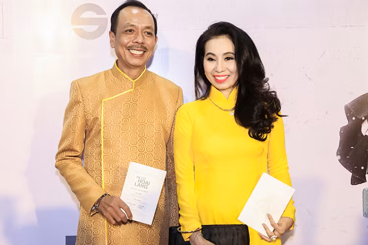 Nghệ sĩ Thanh Hoàng - tác giả của vở kịch “Dạ cổ hoài lang” tươi rói xuất hiện tại sự kiện.