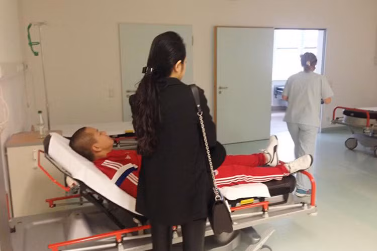 Trước đó, vào năm 2015, giọng ca “Nắm lấy tay anh” từng được đưa vào bệnh viện cấp cứu ngay sau buổi biểu diễn ở Đức khi bị ngất vì làm việc quá sức cũng như ăn uống không đầy đủ. (Ảnh: Zing)