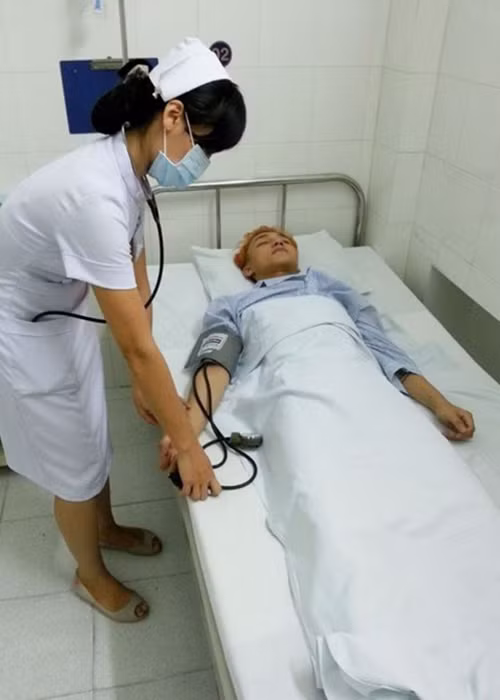 Năm 2014, Sơn Tùng MTP chạy show quá nhiều trong một thời gian ngắn dẫn đến sức lực bị kiệt quệ. Ngay khi nhập viện, anh phải truyền nước. (Ảnh: Một thế giới)