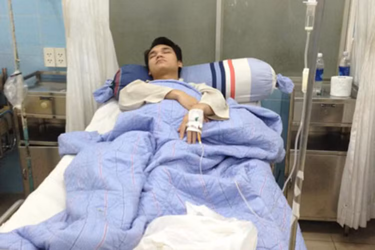 Năm 2012, Khắc Việt đã thức trắng nhiều đêm để lo chu toàn mininshow. Cũng vì sức ép tâm lý, nam ca sĩ rất mệt mỏi. Sau khi đêm nhạc kết thúc, anh đã bị ngất và được đưa đi cấp cứu. (Ảnh: Khám Phá)