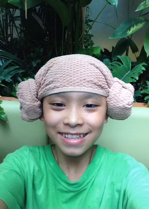 Danh hiệu quán quân đã khiến cuộc sống của Hồ Văn Cường có nhiều thay đổi. Trong ảnh, “cậu bé dân ca” phấn khích khi được đi spa. Ảnh: FBNV