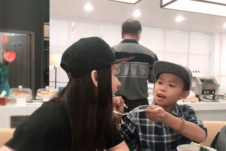 Quán quân Thần tượng Âm nhạc Việt Nam nhí 2016 đang sống chung nhà với mẹ nuôi Phi Nhung kể từ khi lên Sài Gòn. Ảnh: FBNV