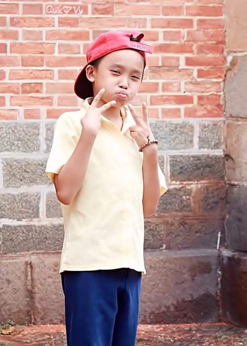 Dù trở thành ngôi sao nhí nhưng Hồ Văn Cường vẫn hồn nhiên, đúng với độ tuổi 14 của mình. Ảnh: FBNV