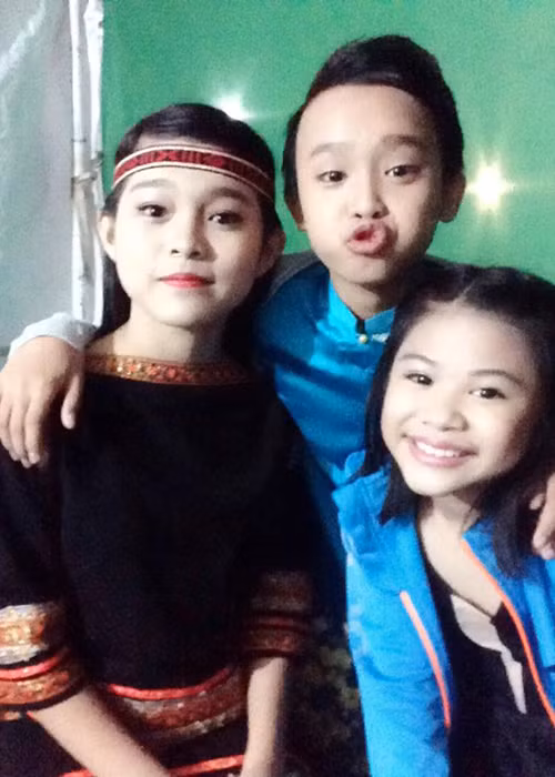 Hồ Văn Cường thường theo mẹ nuôi đi biểu diễn mỗi dịp cuối tuần hay khi nghỉ học. Trong ảnh, cậu nhóc chu môi tạo dáng ở hậu trường một đêm diễn. Ảnh: FBNV