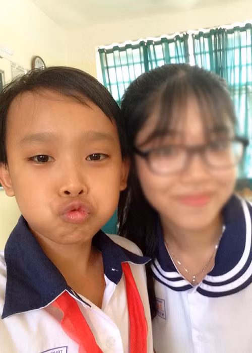 Hồ Văn Cường nhí nhảnh bên bạn bè khi đi học. Hiện tại, giọng ca nhí vẫn đang học ở một trường chuyên gần nhà ở Sài Gòn. Ảnh: FBNV