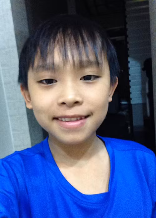 Ở đời thường, Hồ Văn Cường ăn mặc khá giản dị. Giọng ca nhí cũng tỏ ra hạnh phúc với cuộc sống hiện tại. Ảnh: FBNV