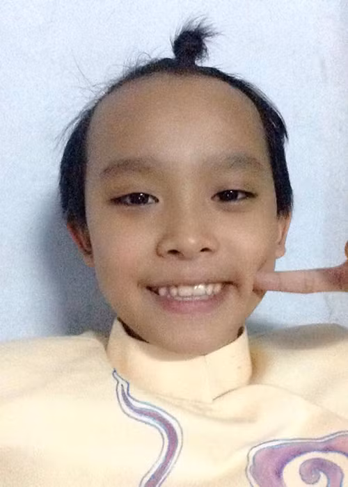 Khác với vẻ ngoài chững chạc trên sân khấu, “cậu bé dân ca” vô cùng nhí nhảnh, đáng yêu ở đời thường. Ảnh: FBNV