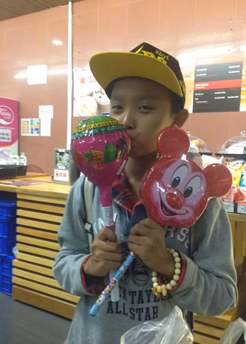 Hình ảnh Hồ Văn Cường thích thú với những món đồ chơi khi được mẹ nuôi là ca sĩ Phi Nhung đưa đi siêu thị. Ảnh: FBNV