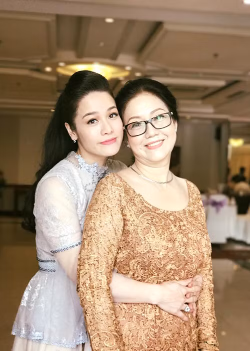 Diễn viên Nhật Kim Anh khoe hình ảnh bên 2 người mẹ của mình đồng thời chúc: “8/3 con kính chúc 2 người phụ nữ tuyệt vời của đời con và tất cả các chị em phụ nữ trên thế giới thật nhiều sức khỏe luôn luôn vui vẻ và ngập tràn hạnh phúc bên gia đình”. (Ảnh: FBNV)