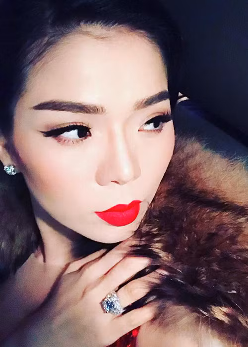 Lệ Quyên khoe ảnh nắm tay chồng tình tứ đồng thời nhắn nhủ: “Phụ nữ mình ơi, hãy cứ luôn được hạnh phúc, được nâng niu nhé...Chúc cả thế giới 8/3 thật ngọt ngào...Mùng 8/3 của Quyên là đêm nhạc không còn chỗ trống và nắm tay ngủ ngon để mai hát thật hay. Thế là hạnh phúc”. (Ảnh: FBNV)