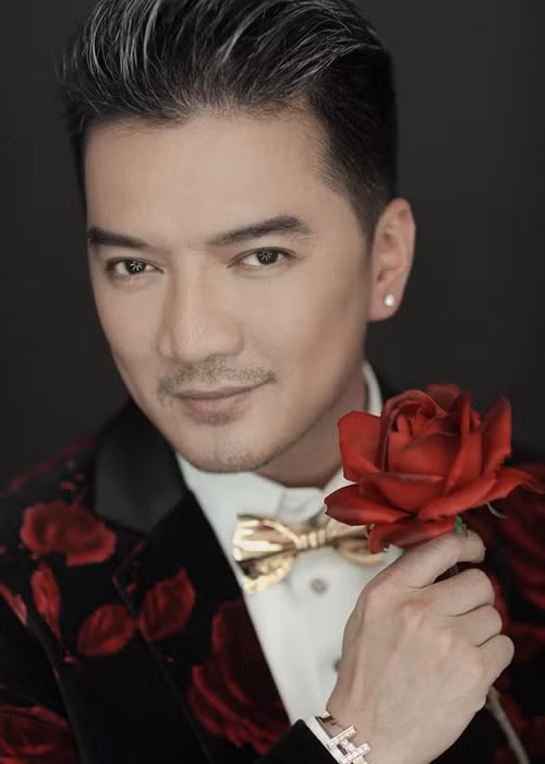 Tâm sự về ngày Quốc tế phụ nữ 8/3, Đàm Vĩnh Hưng viết trên trang cá nhân: “Nguyện hái hết hoa hồng đẹp nhất trên trần gian đem tặng cho tất cả những người phụ nữ nào đã từng có 1 giây, 1 phút để 3 chữ Đàm Vĩnh Hưng trong tim”. (Ảnh: FBNV)