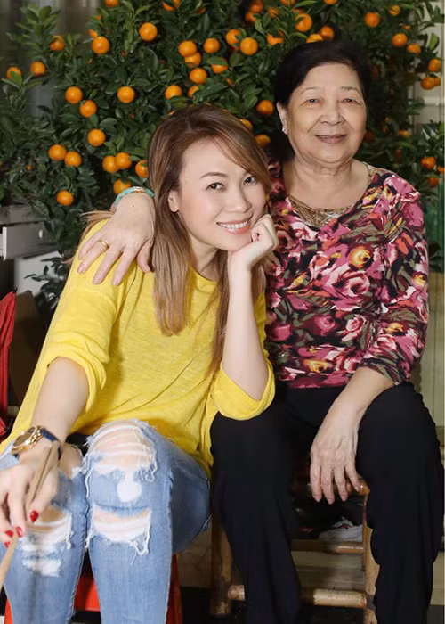 Mỹ Tâm vừa chia sẻ hình ảnh bên mẹ kèm lời chúc: “8/3 là ngày cả quốc tế nhắc nhở chúng ta 364 ngày còn lại đều là dành yêu thương đến những người phụ nữ, nhất là mẹ yêu!”. (Ảnh: FBNV)