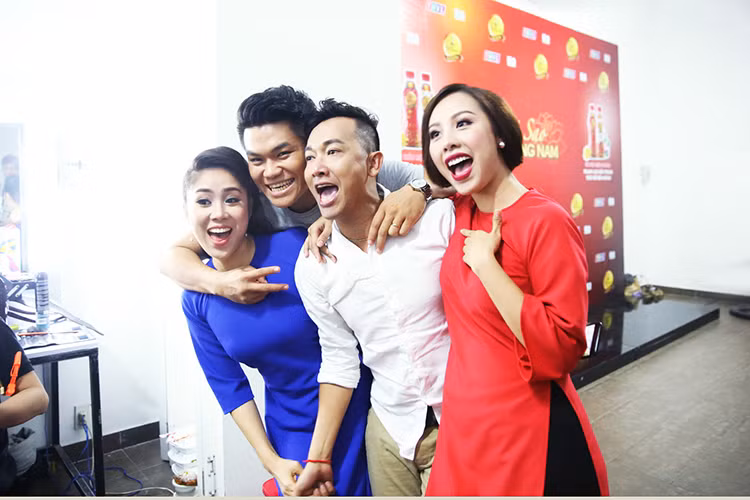 Ở hậu trường buổi ghi hình, đôi uyên ương chụp ảnh nhí nhảnh bên 2 thành viên khác trong đội Mộc của mình là MC Đỗ Phương và biên đạo Nam Long.