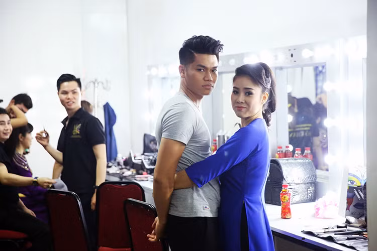 Đáp lại, Lê Phương dành lời nói ngọt ngào cho bạn trai với bức ảnh cả hai chụp chung: “Ở bên anh thì trắng hay đen cũng nhẹ nhàng rạng rỡ”.