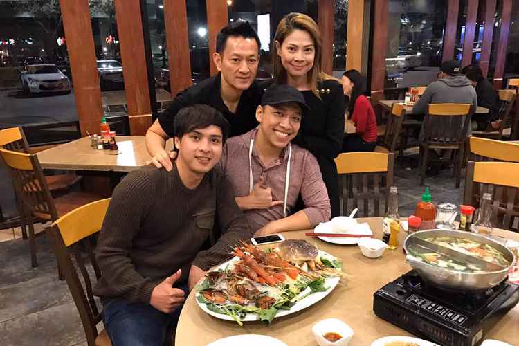 Khi Thanh Thảo nhập viện ở Mỹ để phẫu thuật răng, bạn trai đã ngày đêm chăm sóc cô. (Ảnh: FBNV)