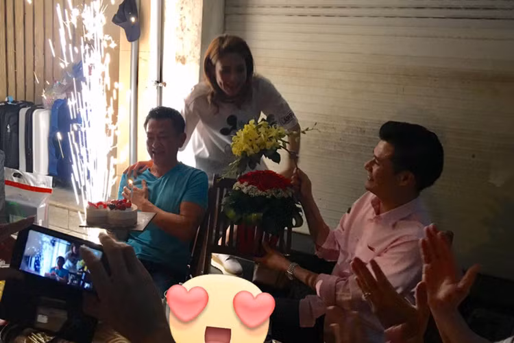Về Việt Nam cùng Thanh Thảo, người đàn ông này hạnh phúc được bạn gái tổ chức sinh nhật. (Ảnh: FBNV)