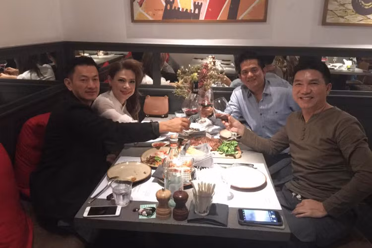 Trong các buổi gặp gỡ bạn bè, cặp đôi luôn quấn quýt không rời. (Ảnh: FBNV)