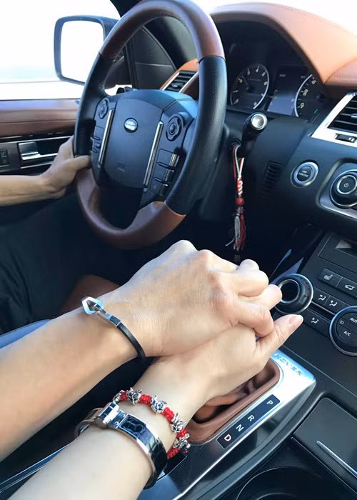 Thanh Thảo từng khoe hình ảnh tay trong tay với bạn trai mới. Thời điểm đó, cô giấu mặt người đàn ông này. (Ảnh: FBNV)