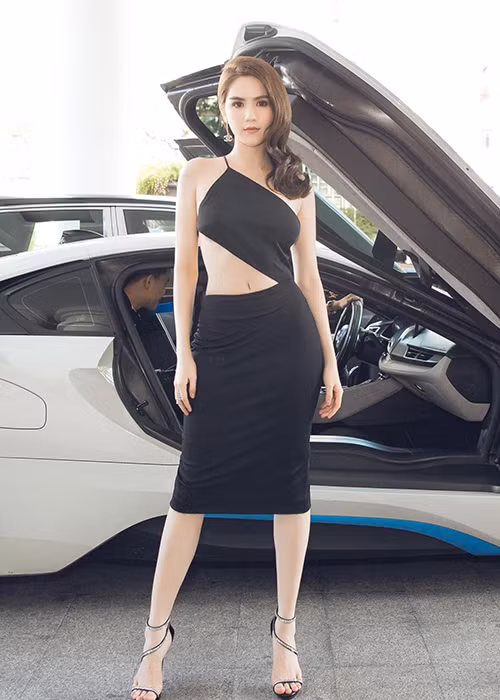 Lấy lại vòng eo 56, xuất hiện tại một sự kiện, Ngọc Trinh tự tin diện bộ váy cắt xẻ táo bạo. Ảnh: Facebook nhân vật