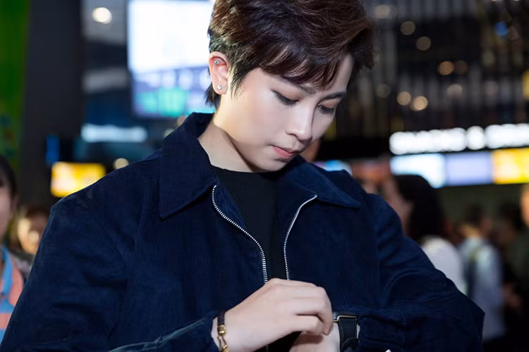 Ngoài gửi lời chúc mừng đến đạo diễn Vũ Ngọc Đãng và Lương Mạnh Hải, Gil Lê còn giao lưu và chụp hình cùng nhiều người hâm mộ.