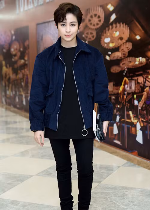 Tại sự kiện, cô nàng tomboy để tóc lãng tử, chọn set trang phục bụi bặm kết hợp cùng boots đen.