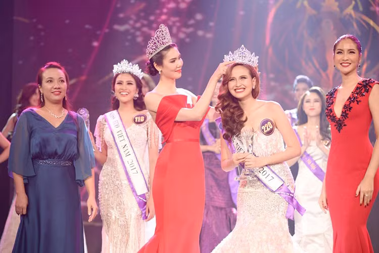 Sau cuộc thi The Face, Khánh Ngân vẫn là gương mặt được nhiều nhãn hàng “săn đón”. Mới đây, người đẹp còn đăng quang ngôi vị cao nhất của cuộc thi Hoa khôi Du lịch Việt Nam 2017. Đây được xem là một bước ngoặt của Khánh Ngân. Ảnh: Zing